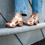 MÄRTA Holz Clogs Sandale flach rose metallic – Bild 2