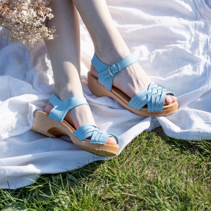 VAR Holz Clogs Sandale flach sky blue suede hellbau – Bild 2