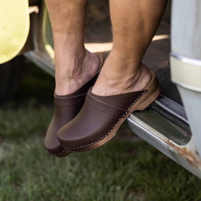 311466251_1491067327984817_5271689933650539215_n.jpg ALEX Holz Clogs flach braun – Bild 2