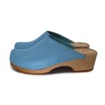 LYCKA Holz Clogs flach sky blue suede hellblau