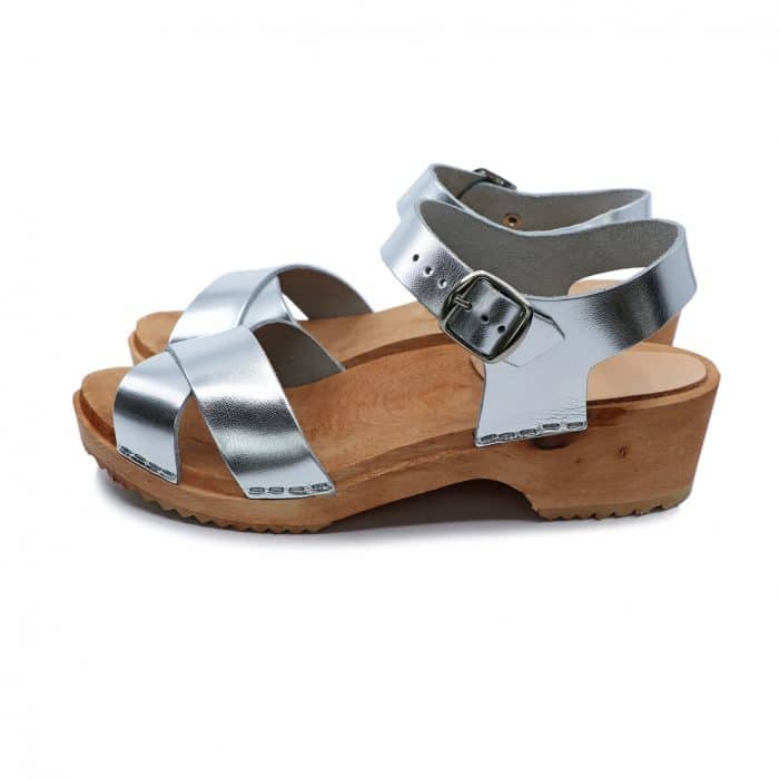 MÄRTA Holz Clogs Sandale flach silber – Bild 1