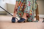 LIV Holz Clogs mit Absatz midnight dunkelblau – Bild 3