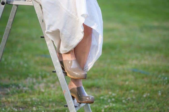 LIV Holz Clogs mit Absatz mit Lochmuster grau Lack – Bild 2