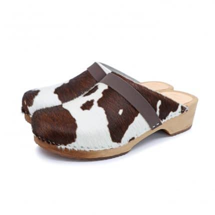 LYCKA Holzclogs flach COW braun-weiss - KUHFELL mit dunkler Sohle