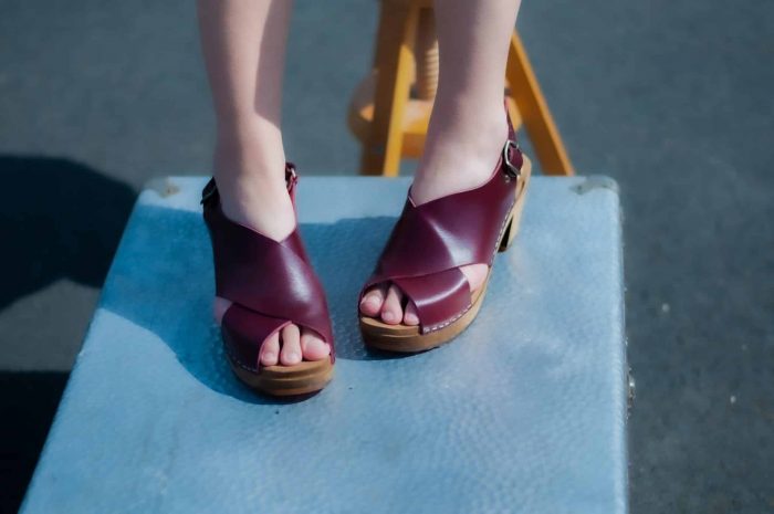 HÖST Holz Clogs Sandale mit Absatz bordeaux braun – Bild 2