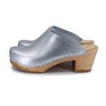 LIV Holz Clogs mit Absatz und heller Sohle silber