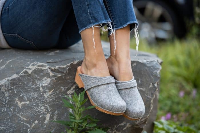 LYCKA Holz Clogs flach Filz – Bild 3