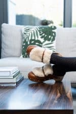 MONTAGNA Holz Clogs Flexible Sohle flach mit Fell Look – Bild 2