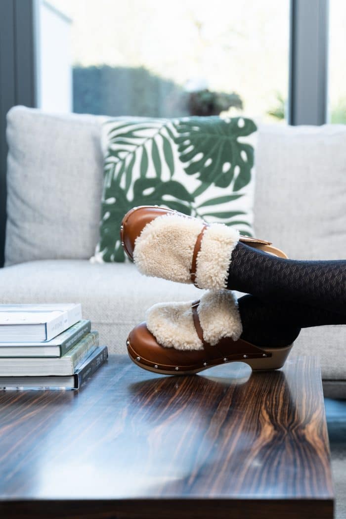 DSC_5182 MONTAGNA Holz Clogs Flexible Sohle flach mit Fell Look – Bild 2