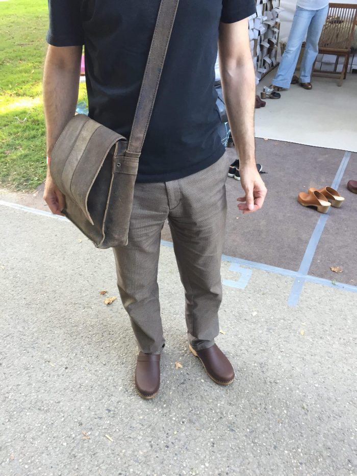 EE5AE1D5-34A4-419D-BB1A-5E248F22CD59 ALEX Holz Clogs flach braun – Bild 3