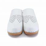 LIV Holz Clogs mit Absatz und Lochmuster weiss – Bild 4