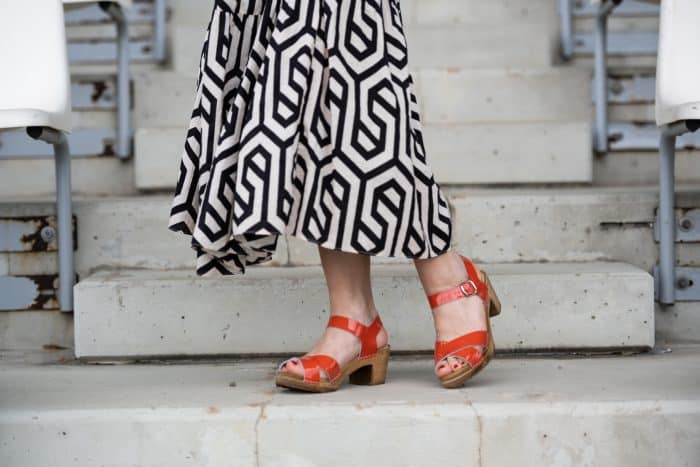 LOVA Holz Clogs Sandale mit Absatz orange Lack – Bild 2