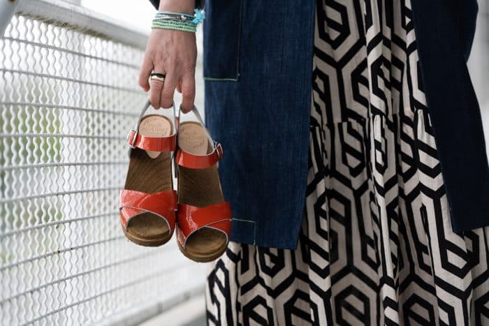 LOVA Holz Clogs Sandale mit Absatz orange Lack – Bild 3