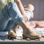 LYCKA Holz Clogs flach mit Riemchen sand beige suede – Bild 3
