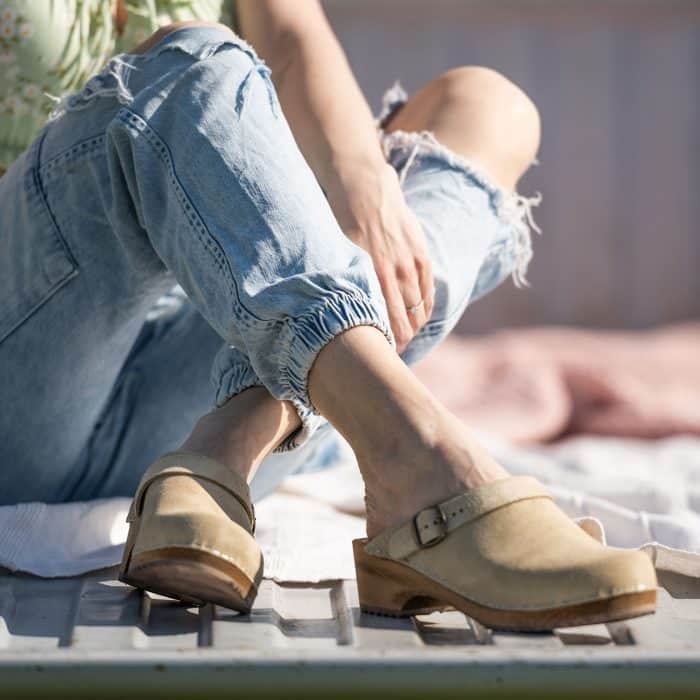 2.2 LYCKA Holz Clogs flach mit Riemchen sand beige suede – Bild 3