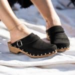 LYCKA Holz Clogs flach mit Nieten schwarz suede – Bild 2