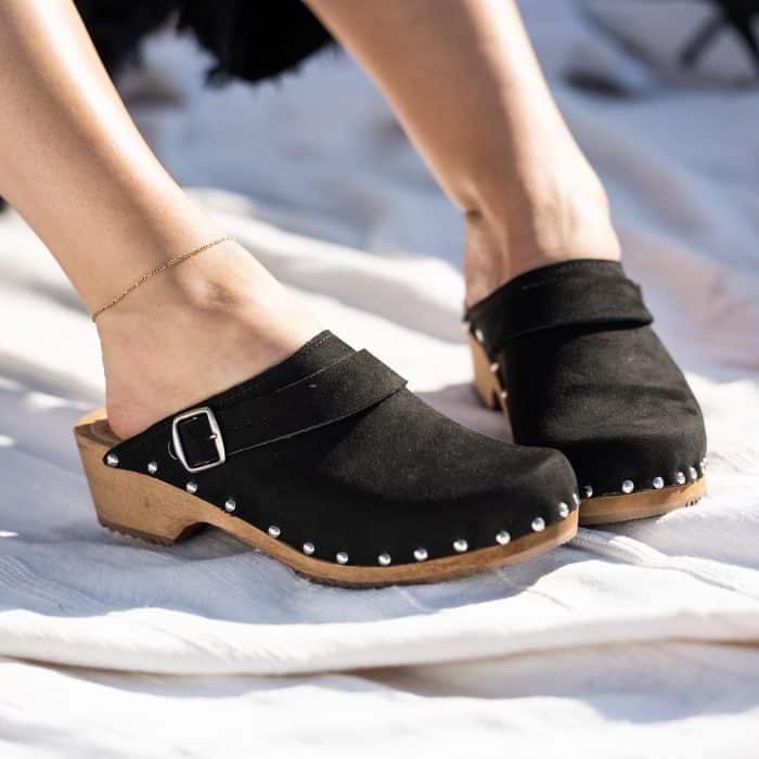 2.4 LYCKA Holz Clogs flach mit Nieten schwarz suede – Bild 2