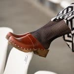 LYCKA Holz Clogs flach mit Nieten curry braun – Bild 2