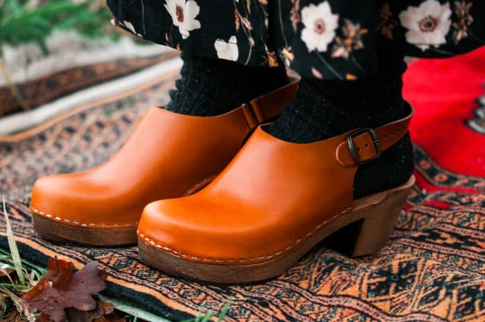4.1 IDE Holz Clogs mit Absatz cognac – Bild 3