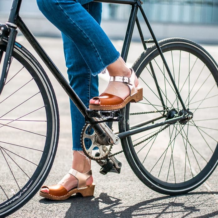 MILA Holz Clogs Sandale flach cognac rose – Bild 3