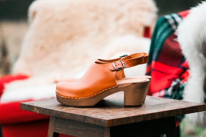 4.2 IDE Holz Clogs mit Absatz cognac – Bild 2