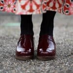 LYCKA Holz Clogs flach weinrot Lack – Bild 5