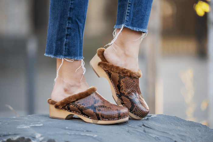 PAOLA Holz Clogs mit flexibler Sohle flach und FELL – Bild 2