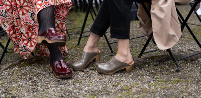 LIV Holz Clogs mit Absatz mit Lochmuster grau Lack – Bild 3