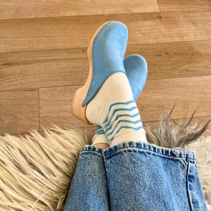 LYCKA Holz Clogs flach sky blue suede hellblau – Bild 3