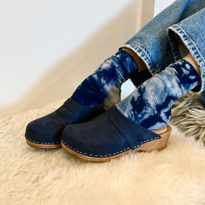 PHOTO-2022-02-11-14-15-09 LYCKA Holz Clogs flach dunkelblau – Bild 2