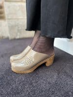 LIV Holz Clogs mit Absatz mit Lochmuster grau Lack – Bild 4