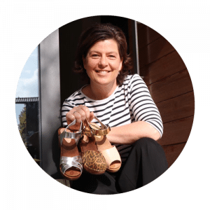 Frau mit drei Clogs in der Hand