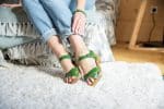MÄRTA Holz Clogs Sandale flach grün Lack – Bild 2