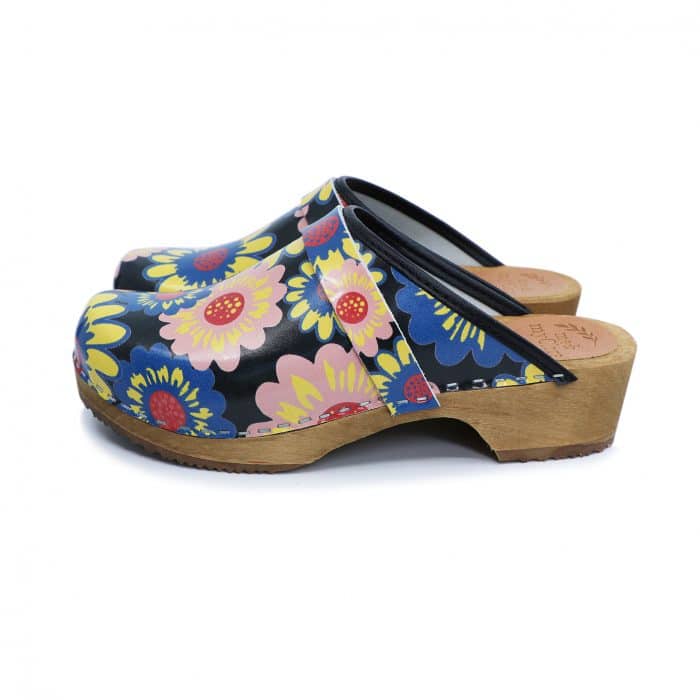 Clogs_Blumen_A_klein LYCKA Holz Clogs flach Flower Power dunkler Sohle – Bild 1