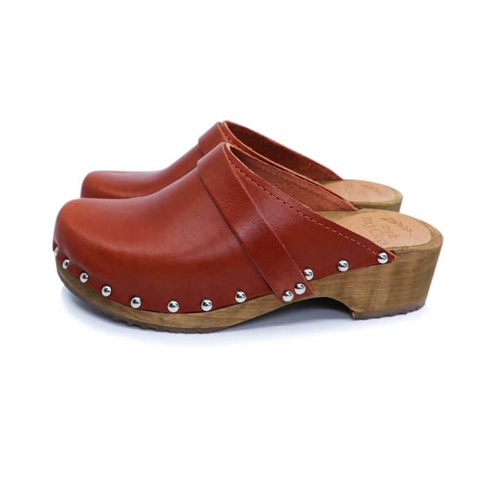 Clogs_cognac_A_klein LYCKA Holz Clogs flach mit Nieten curry braun – Bild 1
