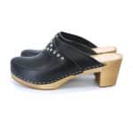 LIV Holz Clogs mit Absatz schwarz mit Nietenband silbern