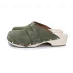 GUILIA Holz Clogs mit flexibler Sohle in Wildleder Salbei Grün mit Nieten