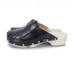 FRANGY Holz Clogs mit flexibler Sohle schwarz mit Fransen und Nieten