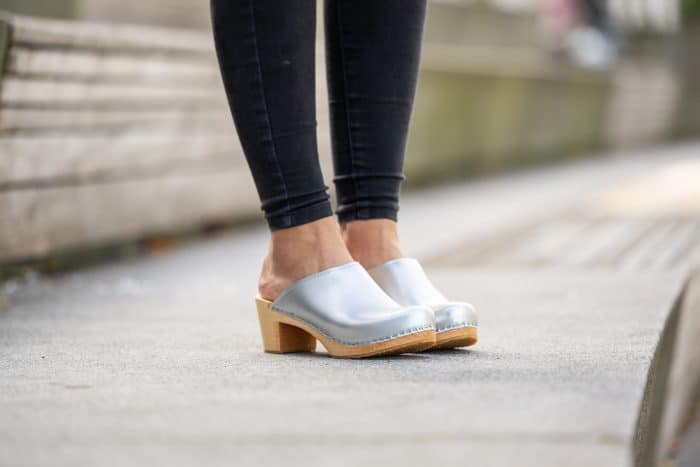 LIV Holz Clogs mit Absatz und heller Sohle silber – Bild 2