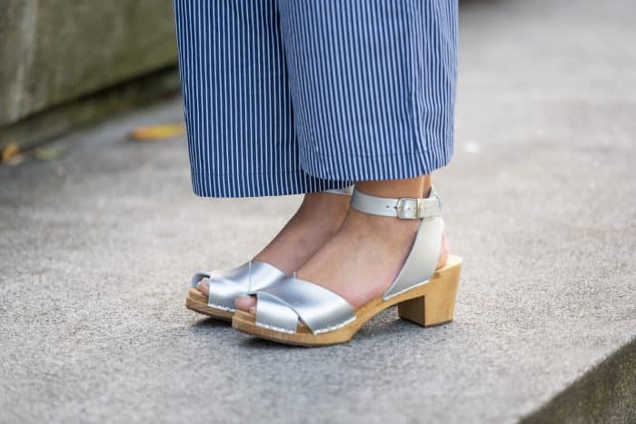 FESTIVAL Holz Clogs Sandale mit Absatz silber – Bild 2