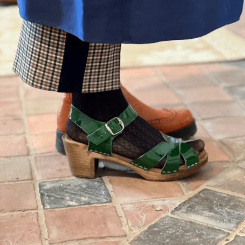 Clogs mit Socken kombiniert