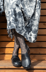 FRANGY Holz Clogs mit flexibler Sohle schwarz mit Fransen und Nieten – Bild 2