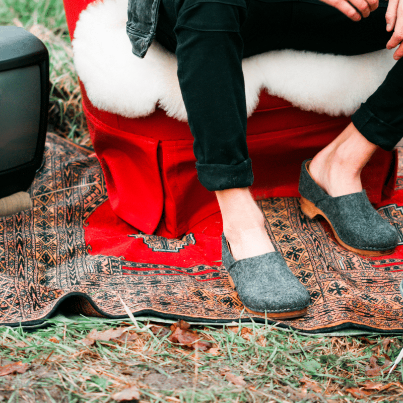 Clogs für Herren in grauem Filz