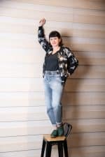 LYCKA Hol Clogs flach grün mit dunkler Sohle – Bild 3