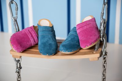 GUILIA Holz Clogs mit flexibler Sohle in Wildleder petrol blau mit Nieten – Bild 3