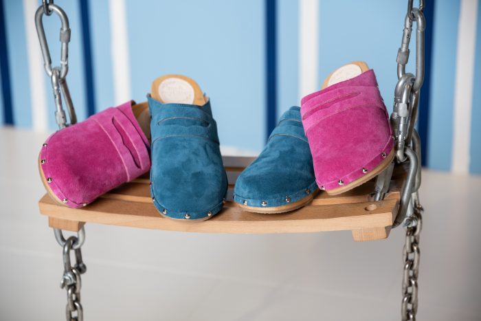 GUILIA Holz Clogs mit flexibler Sohle in Wildleder petrol blau mit Nieten – Bild 3