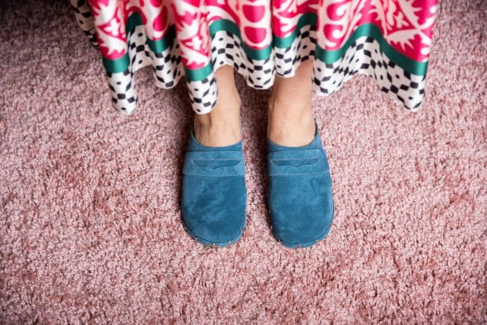 GUILIA Holz Clogs mit flexibler Sohle in Wildleder petrol blau mit Nieten – Bild 2