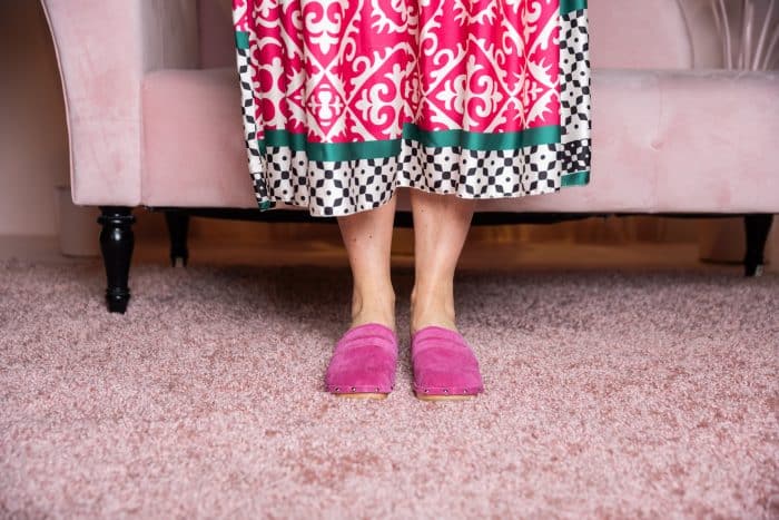 GUILIA Holz Clogs mit flexibler Sohle in Wildleder fuchsia pink mit Nieten – Bild 2