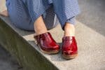 LYCKA Holz Clogs flach weinrot Lack – Bild 2