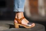 LEAH Holz Clogs Sandale mit Absatz rose cognac – Bild 2